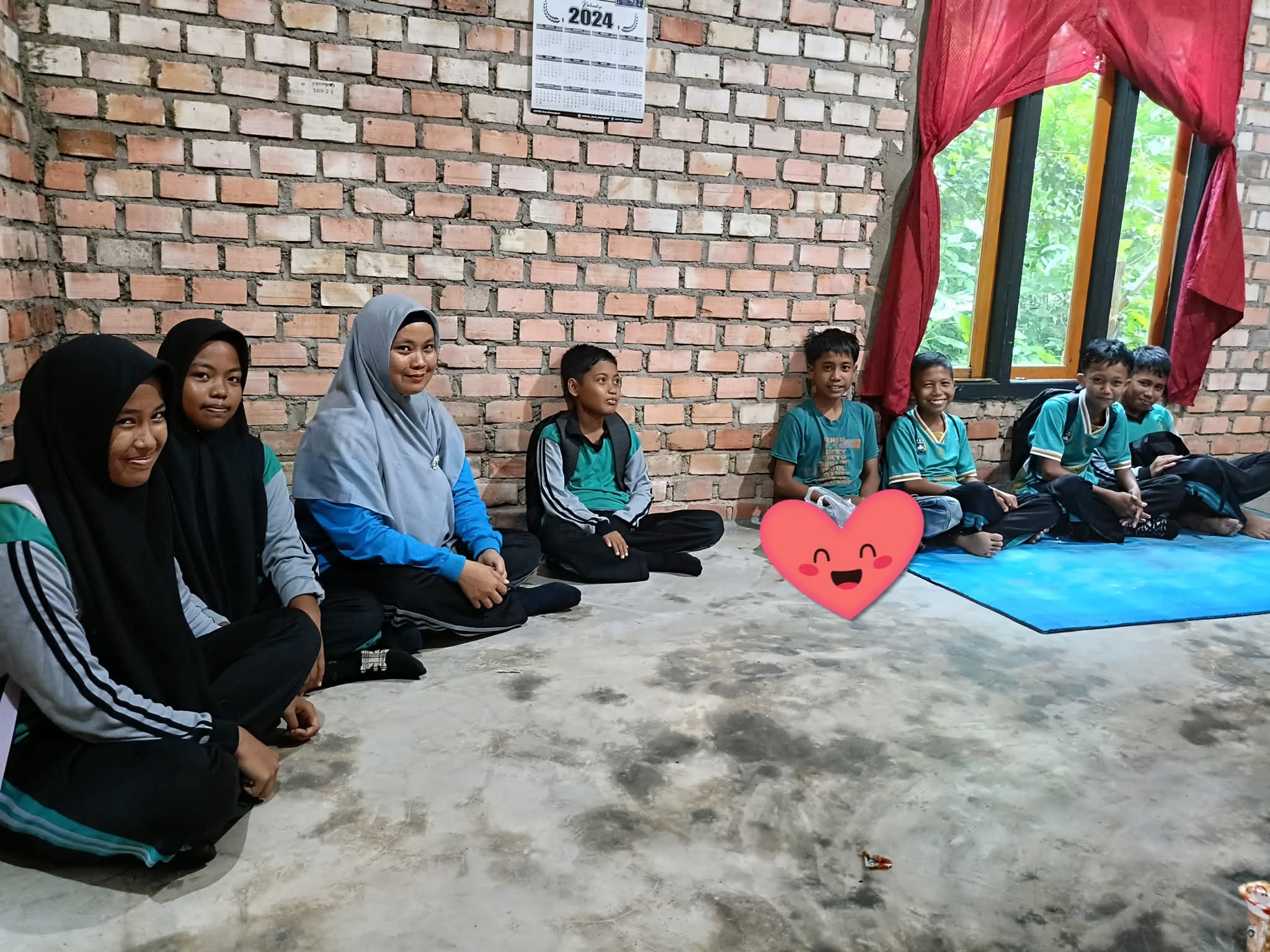 Keluarga Besar VIII C Kunjungi Kawan Yang Sakit