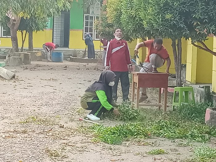 Gotong Royong Bersihkan Madrasah Bagian Dari Wujud Cinta Lingkungan Guru dan Pegawai MTsNegeri 7 Batang Hari