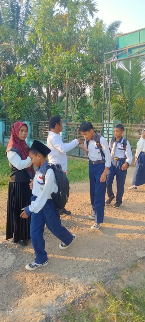 Bina Keakraban dan Ramah Siswa Dengan Bersalaman 