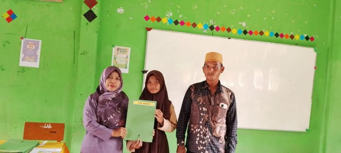 Terima Rapor Tanda Berakhirnya KBM Semester Ganjil