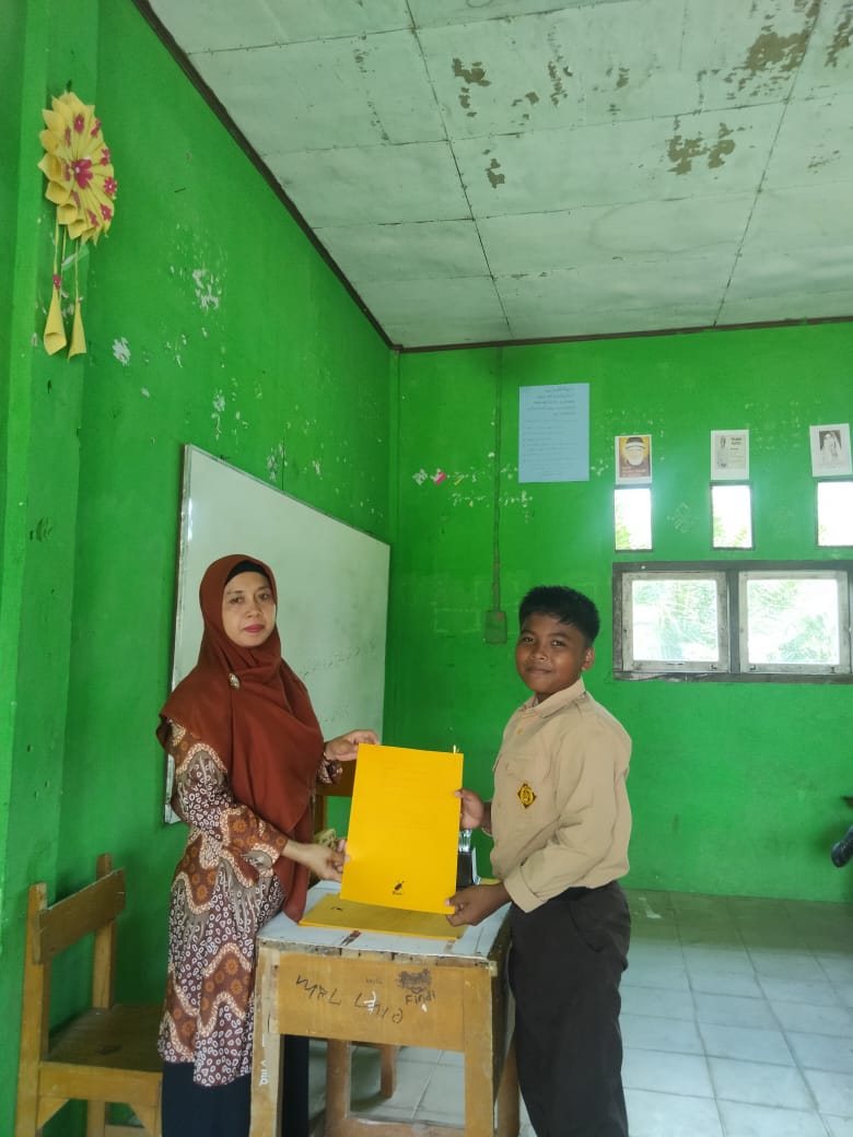 Siswa-Siswi Terima Rapor