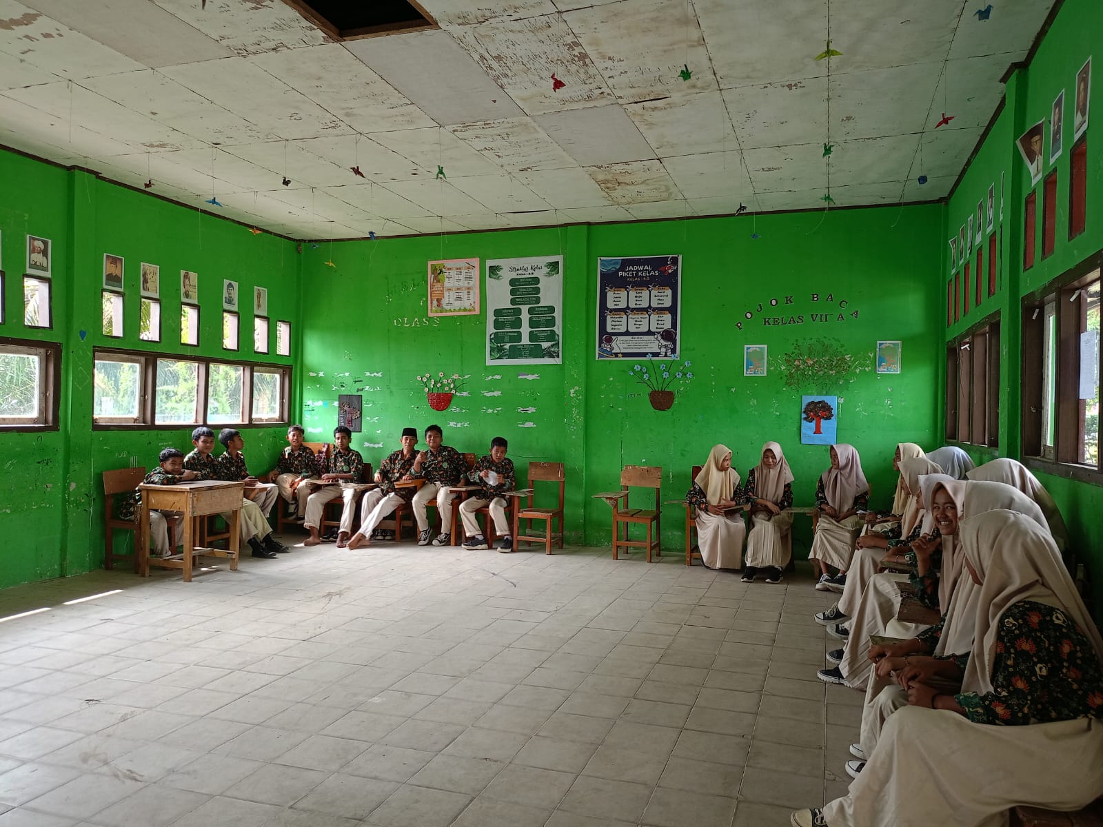 Pola Tempat Duduk Siswa Selama KBM Sesuai Metode Guru Mengajar