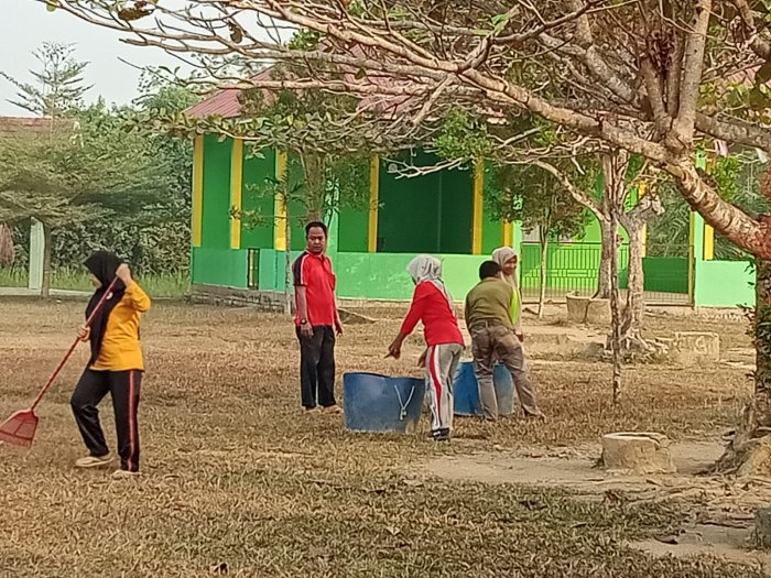 Hadir Di Madrasah Masa Pembelajaran Jarak Jauh, Guru dan Pegawai Gotong Royong Bersihkan Lingkungan