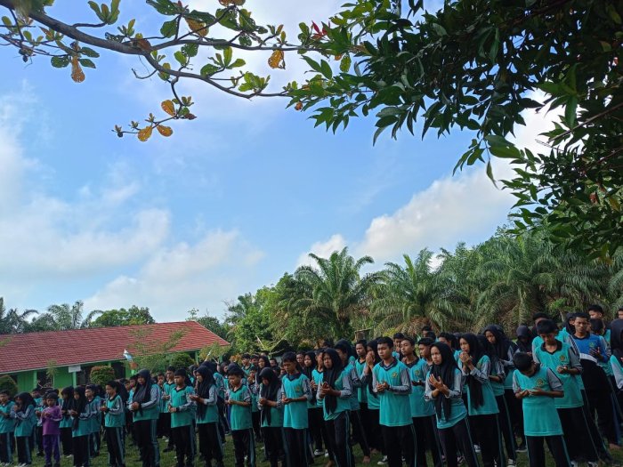 Siswa MTsN 7 Batang Hari Belajar Kebersihan di Kantin