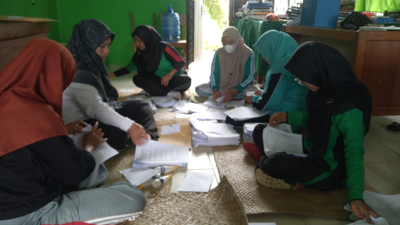 Jelang Asesmen Sumatif Ganjil, Panitia Sibuk Mengepak Soal Jelang Asesmen Sumatif Ganjil, Panitia Sibuk Mengepak Soal