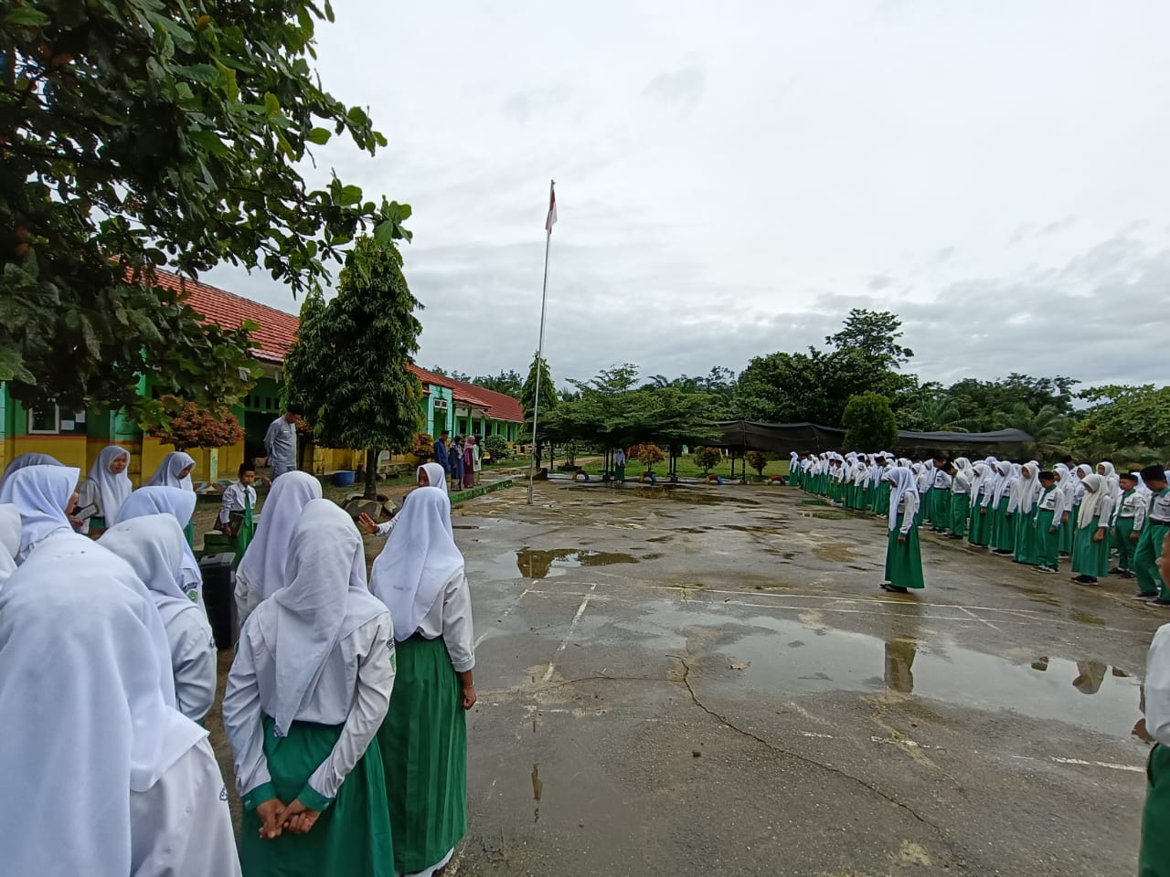 Upacara Bendera Awali Kegiatan Rutin Madrasah