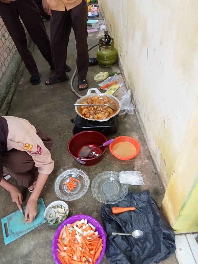 Siswa-Siswi Kelas IX Unjuk Keahlian Memasak Dalam Asesmen Praktek