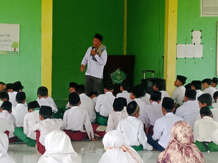 Penerapan Tausiyah Singkat Rutin Pasca Sholat Zhuhur Berjamaah Bentuk Rasa Cinta