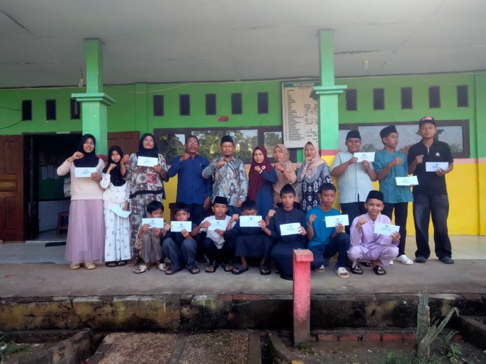 Menebar Berkah di Hari Asyura, MTsNegeri 7 Batang Hari Salurkan Paket Lebaran untuk 13 Anak Yatim