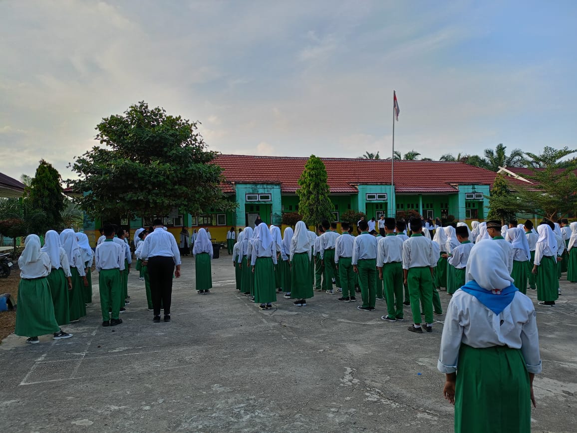 Upacara Bendera, Aktivitas Rutin Pembentukan Karakter Siswa Upacara Bendera, Aktivitas Rutin Pembentukan Karakter Siswa