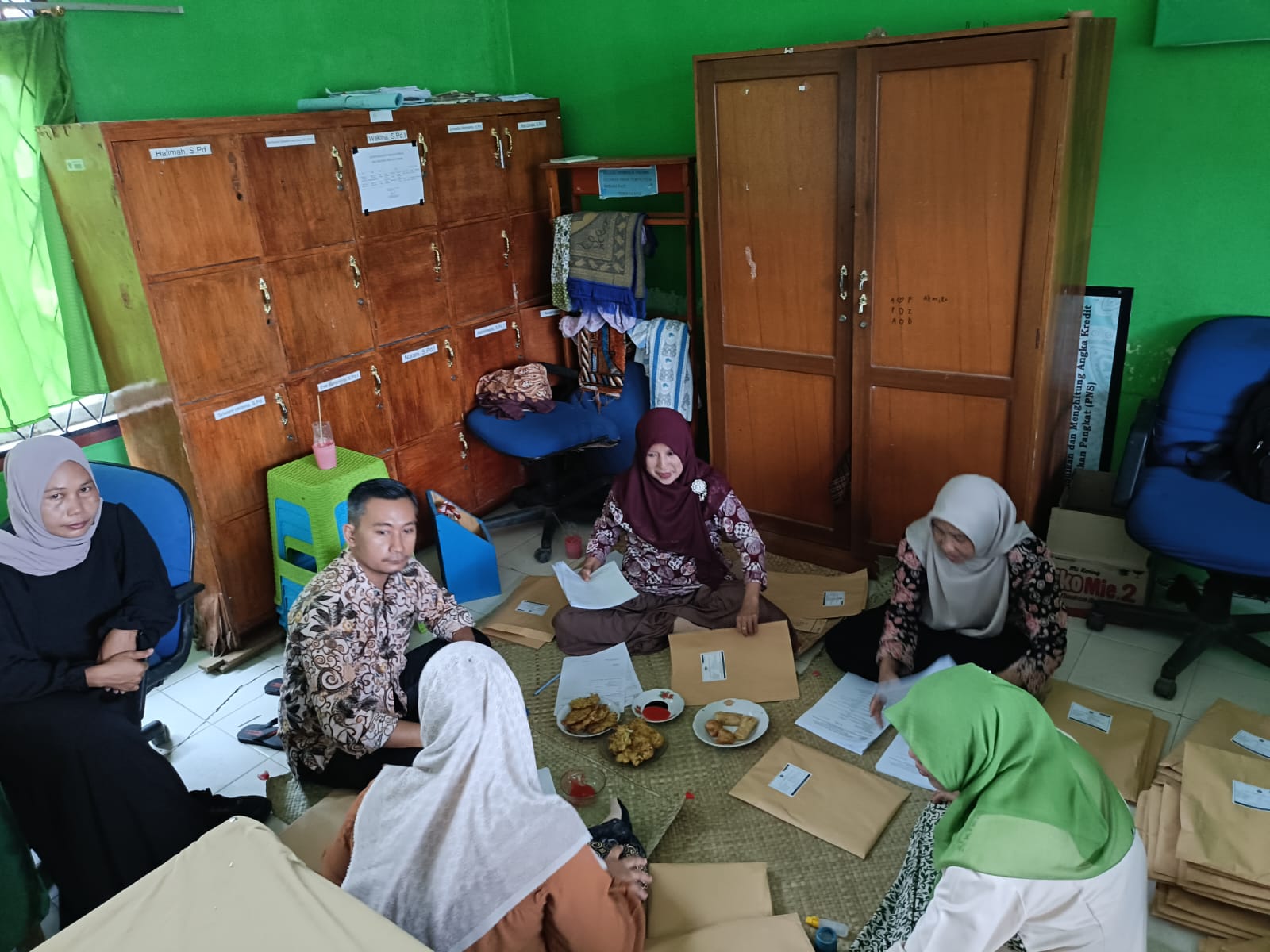 Panitia Pelaksana Asesmen Sumatif Akhir Semester Bersinergi Siapkan Amplop Soal Panitia Pelaksana Asesmen Sumatif Akhir Semester Bersinergi Siapkan Amplop Soal