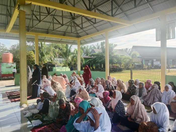 Kebersamaan Guru dan Siswa MTsN 7 Batang Hari dalam Ibadah