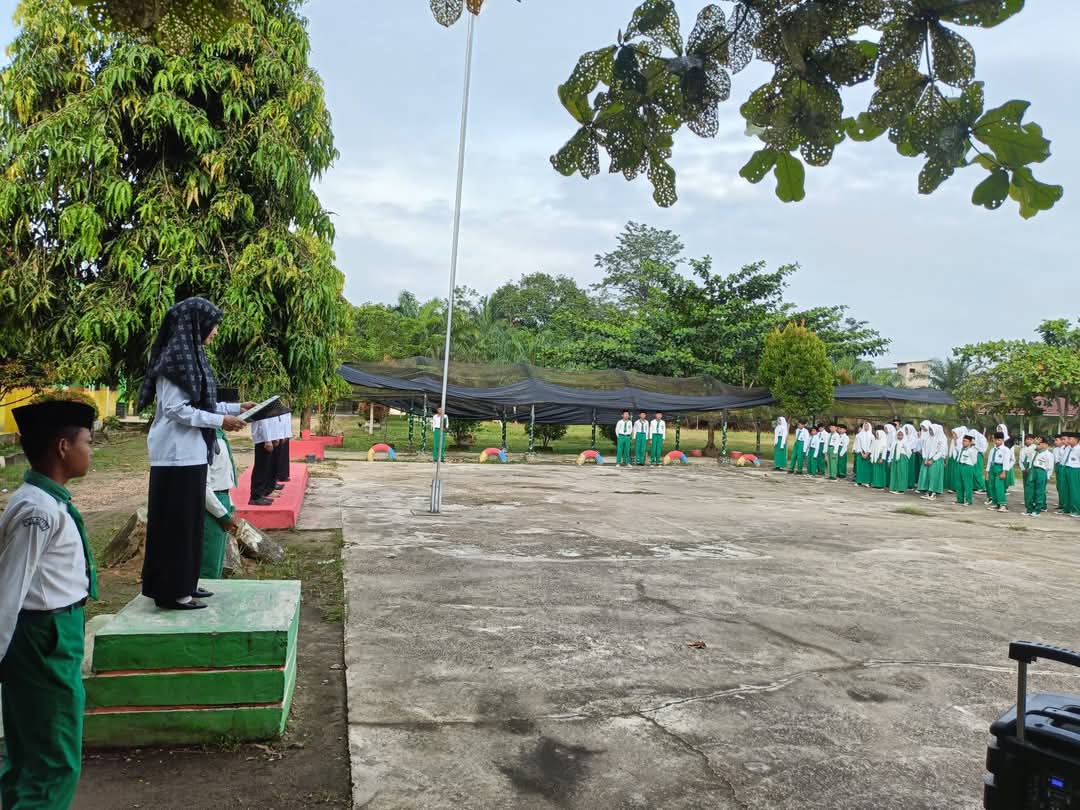 Keluarga Besar Madrasah Laksanakan Upacara Terakhir Semester Genap Tahun Pelajaran 2024/2025