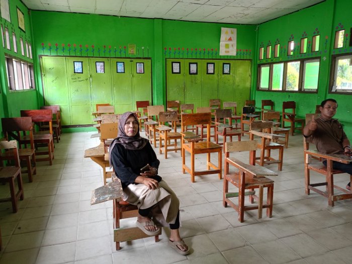 Matangkan Persiapan Jelang Tes, Panitia PMBM MTsNegeri 7 Batang Hari Siapkan Ruangan