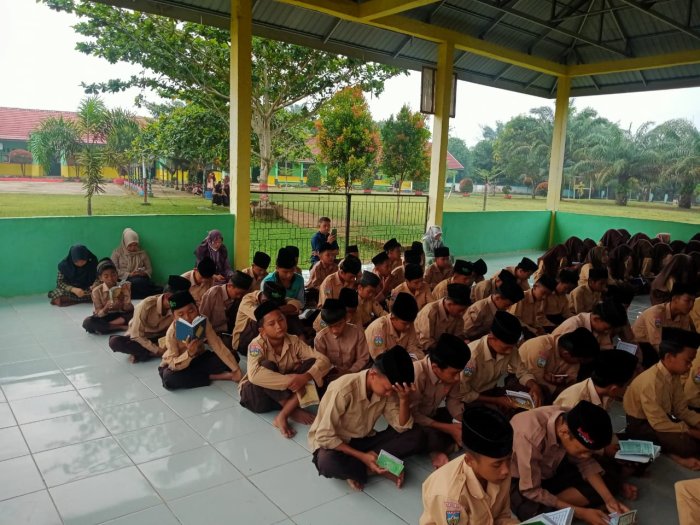 Yasinan Rutin Jumat di MTsN 7 Batang Hari Libatkan Semua Warga Sekolah Yasinan Rutin Jumat di MTsN 7 Batang Hari Libatkan Semua Warga Sekolah