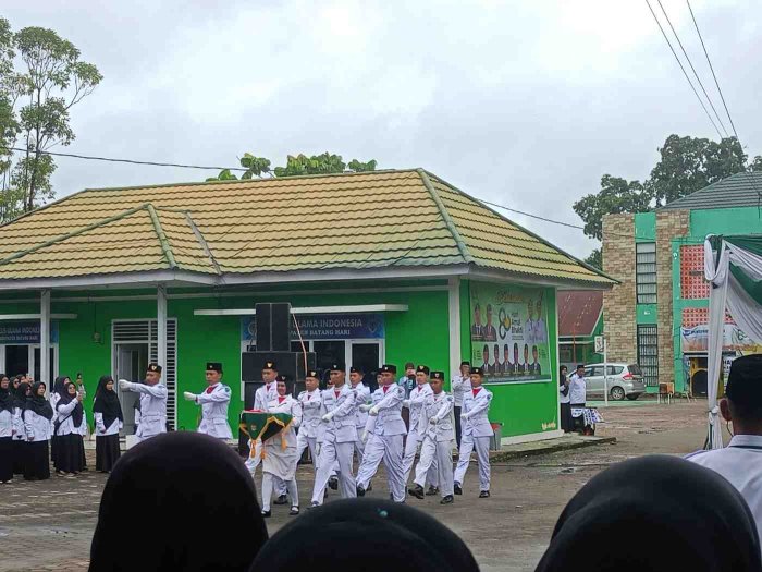 Siswa Madrasah Aliyah Bertugas di Upacara HAB ke-80 Batang Hari