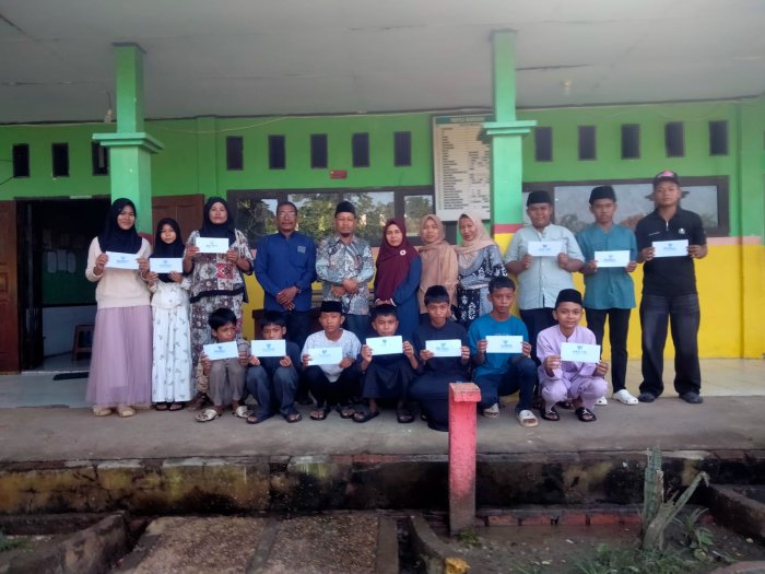 Sambut Lebaran Yatim Asyura, Keluarga Besar MTsNegeri 7 Batang Hari Berbagi Kebahagiaan