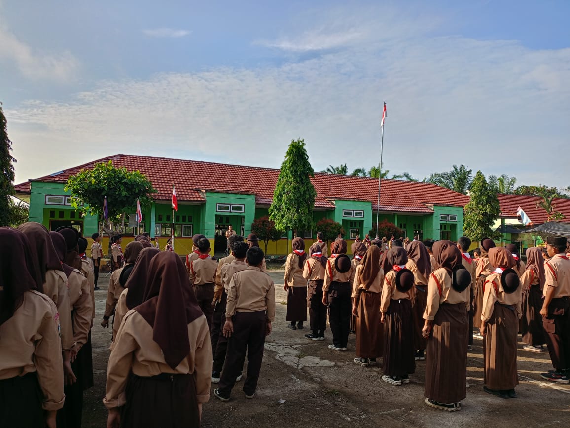 Keluarga Besar Madrasah Laksanakan Upacara Pramuka Keluarga Besar Madrasah Laksanakan Upacara Pramuka