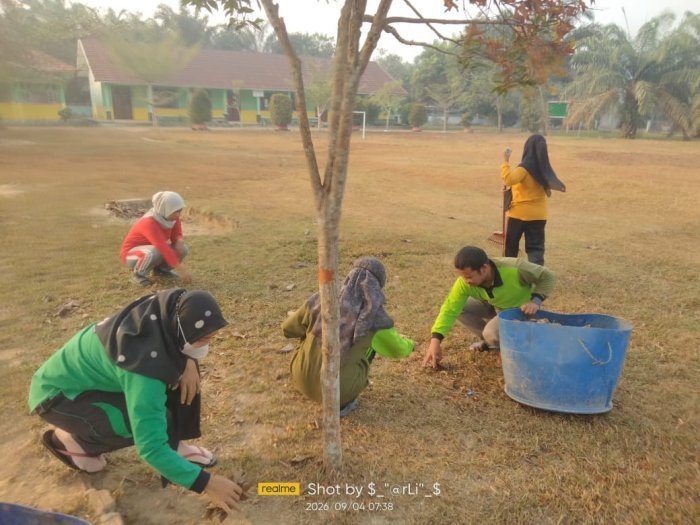 Guru dan Pegawai MTsNegeri 7 Batang Hari Gotong Royong Bersihkan Lingkungan Madrasah