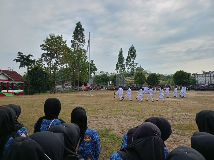 Keluarga Besar MTsNegeri 7 Batang Hari Bangga, 3 Alumninya Sukses Jalankan Tugas Paskibraka Kecamatan Keluarga Besar MTsNegeri 7 Batang Hari Bangga, 3 Alumninya Sukses Jalankan Tugas Paskibraka Kecamatan