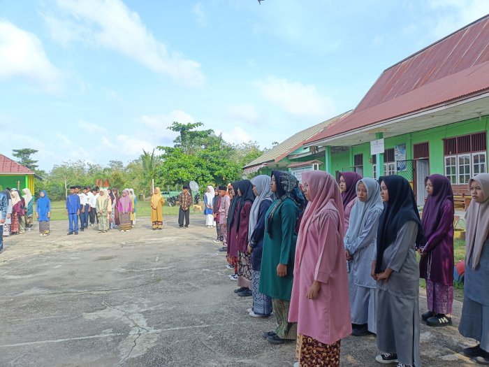 MTsNegeri 7 Batang Hari Gelar Upacara HUT Jambi ke-69